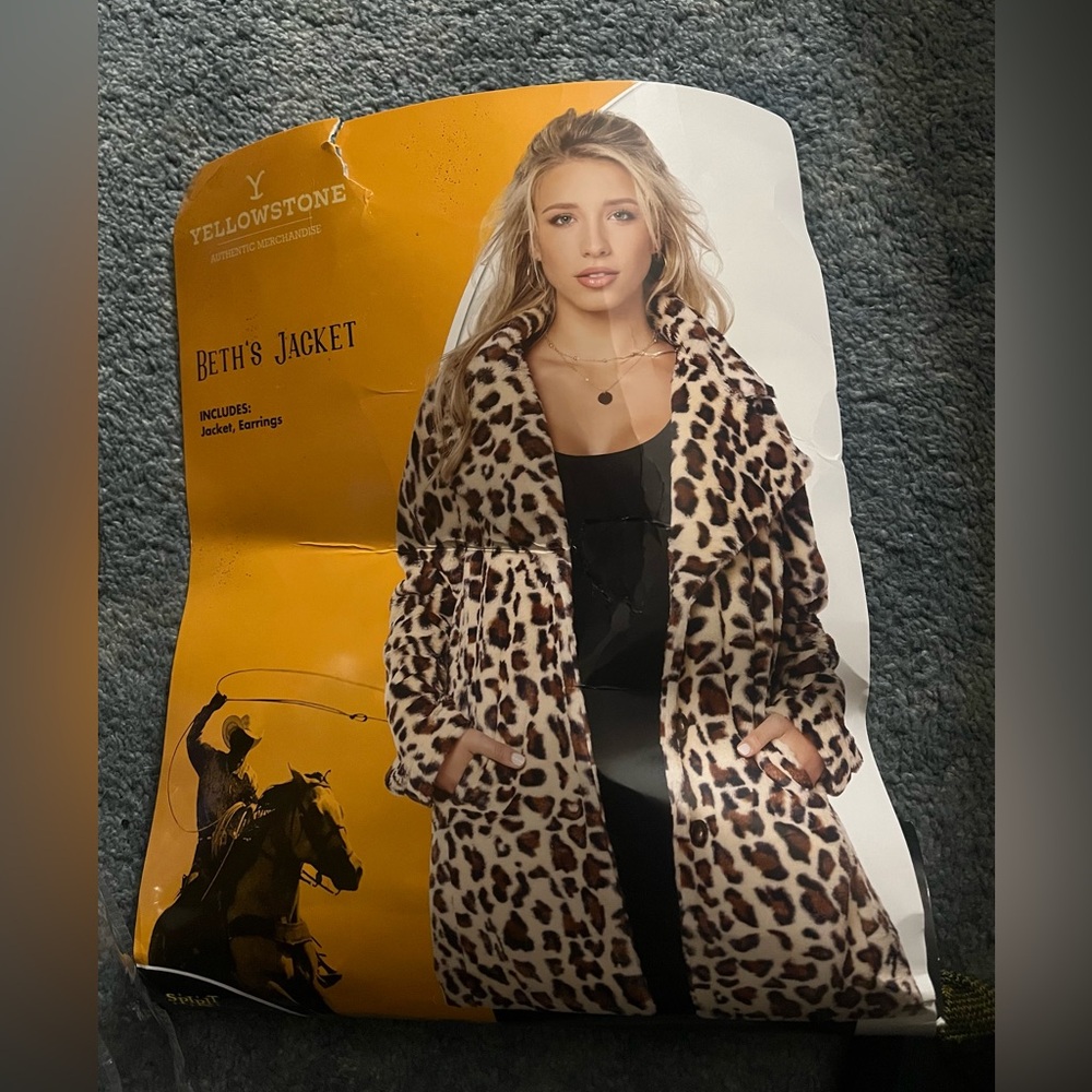 Yellowstone costume Beth’s Jacket. Size small. Leopard coat and earrings. Soft.